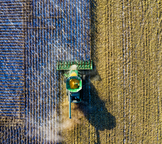 Tractor maquinaria agrícola en el campo