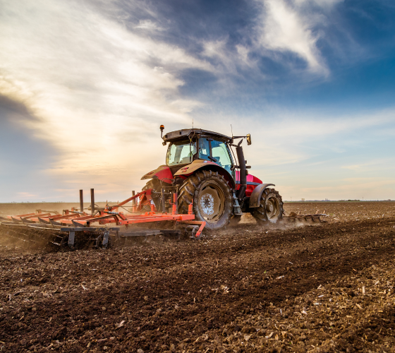 Tractor maquinaria agrícola en el campo