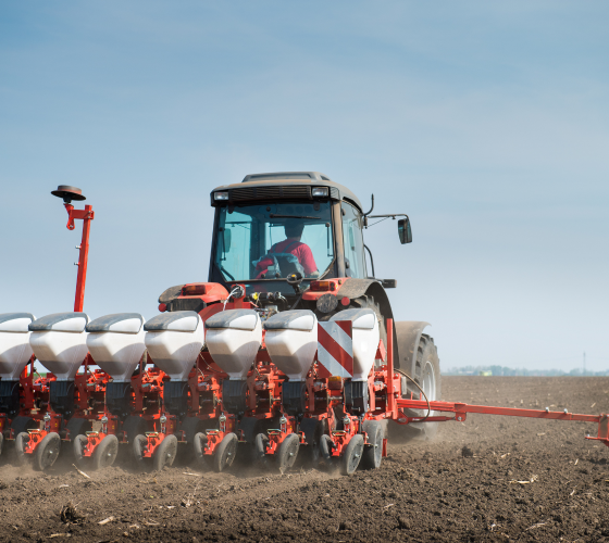 Tractor maquinaria agrícola en el campo